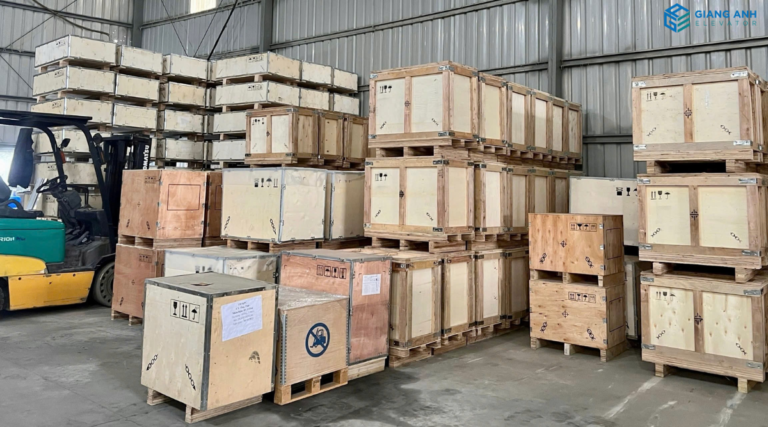Khâu vận chuyển đóng gói tại nhà máy Giang Anh